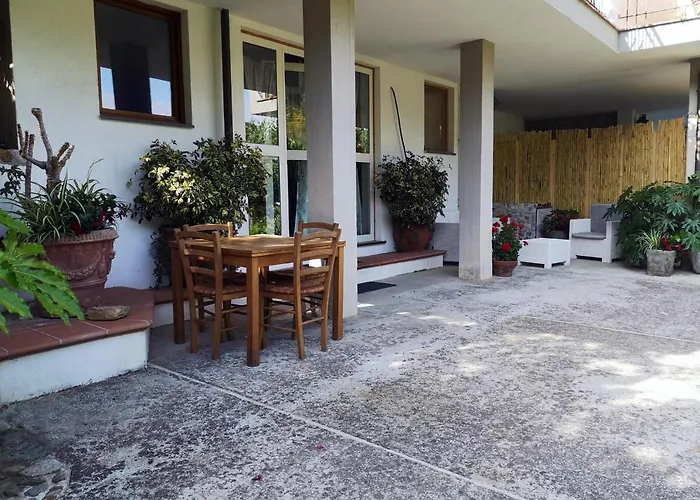 Parte di casa con giardino e piscina