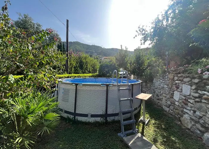 Parte di casa con giardino e piscina